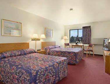 Super 8 By Wyndham Wisconsin Dells Hotel Room photo